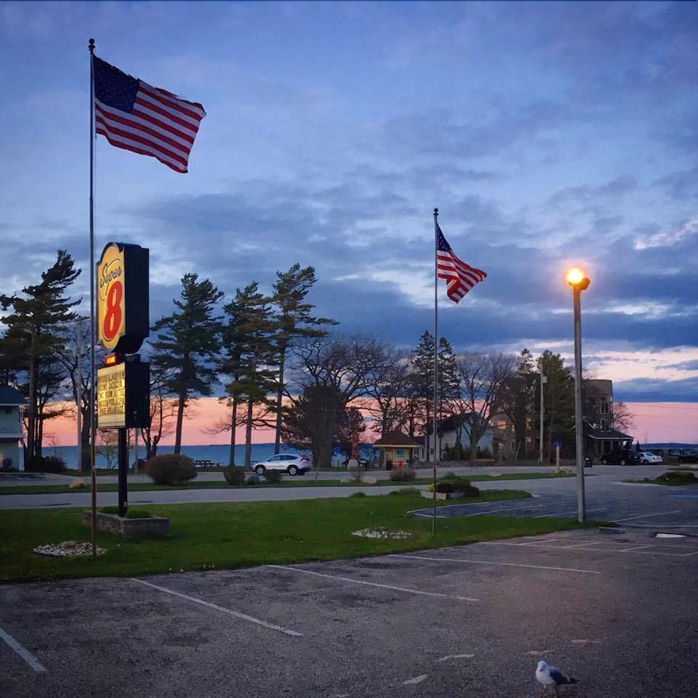Super 8 By Wyndham Bridgeview Of Mackinaw City Buitenkant foto