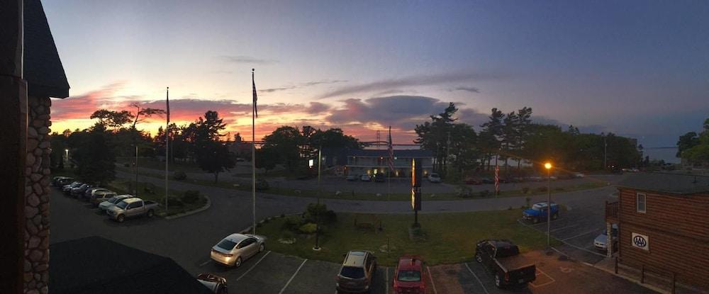 Super 8 By Wyndham Bridgeview Of Mackinaw City Buitenkant foto