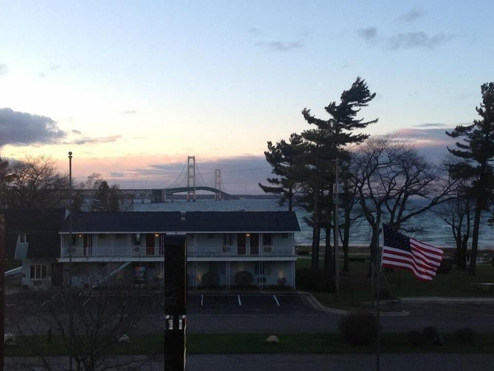 Super 8 By Wyndham Bridgeview Of Mackinaw City Buitenkant foto