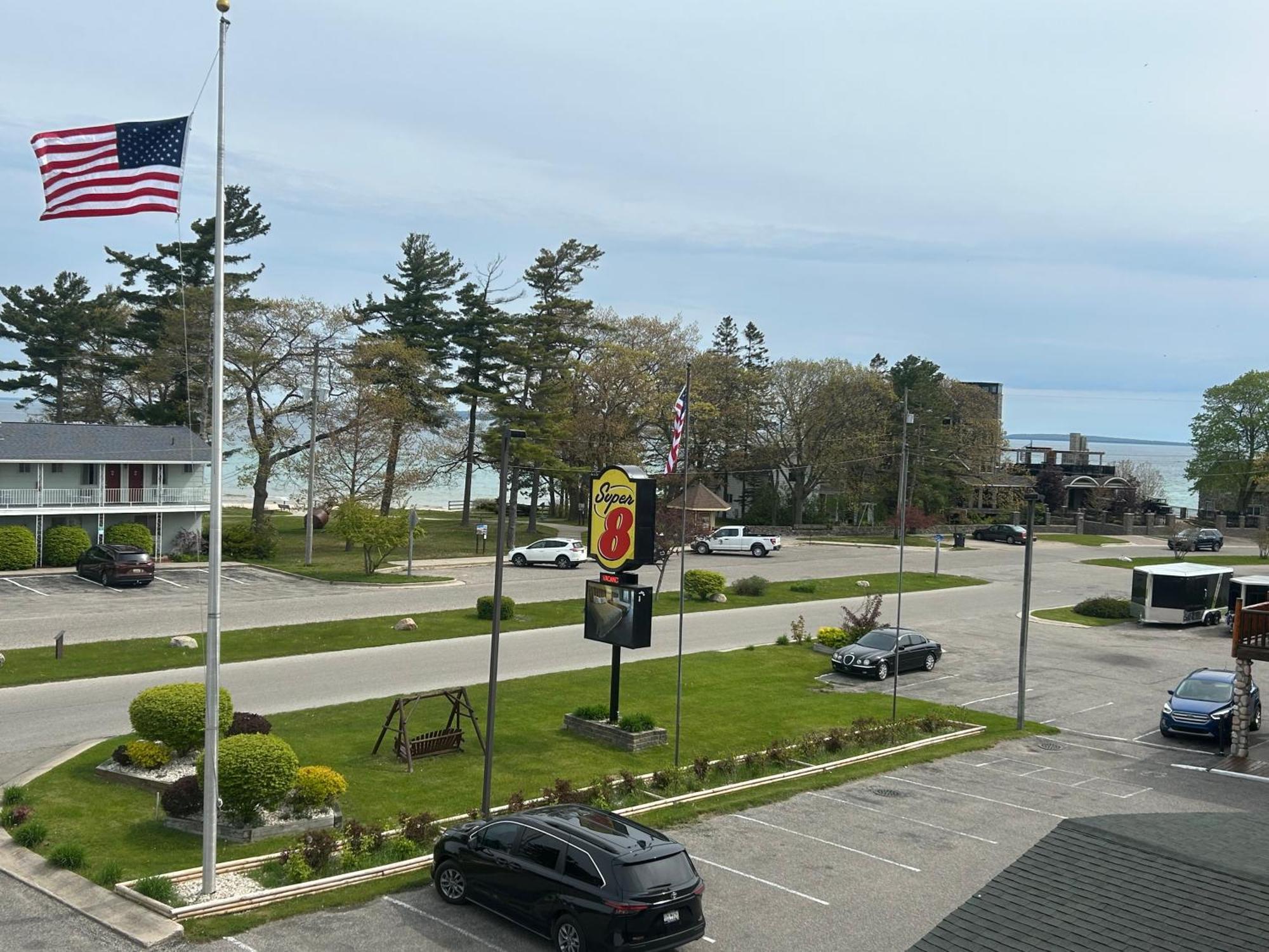 Super 8 By Wyndham Bridgeview Of Mackinaw City Buitenkant foto