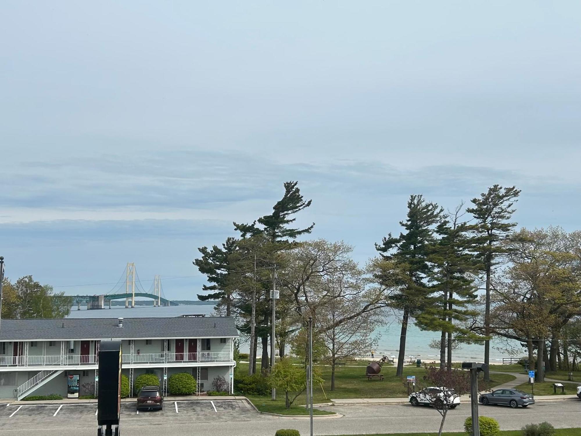 Super 8 By Wyndham Bridgeview Of Mackinaw City Buitenkant foto